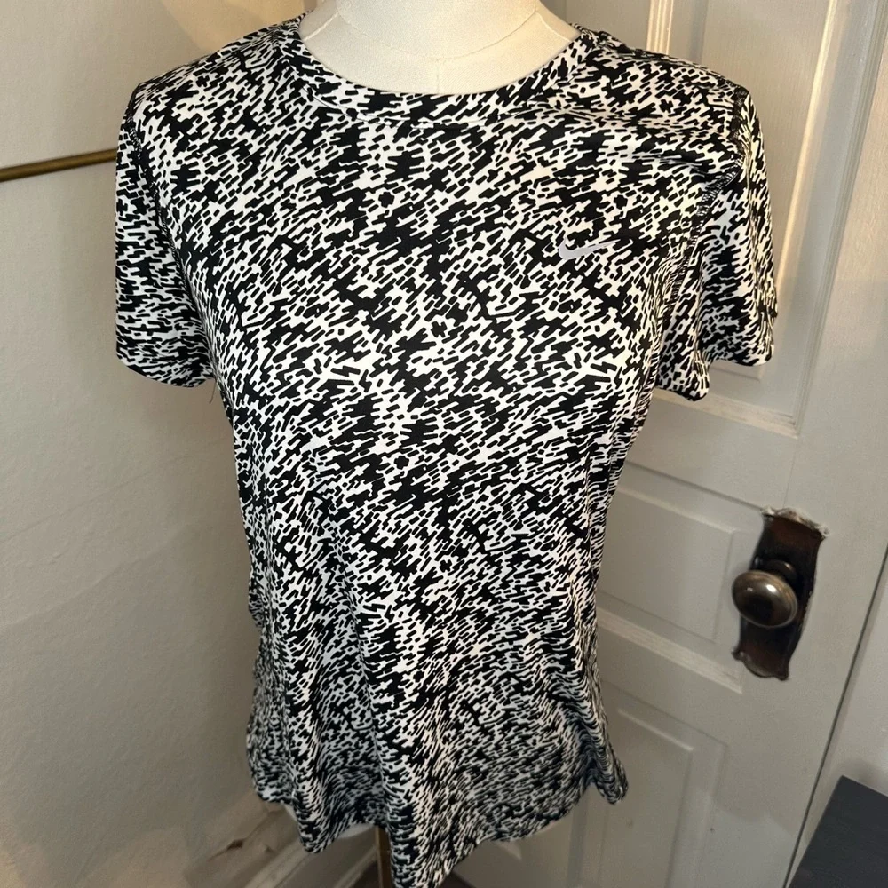 Nike Dri-FIT Running Shirt Women's Medium Black White Patterned Athletic Swoosh